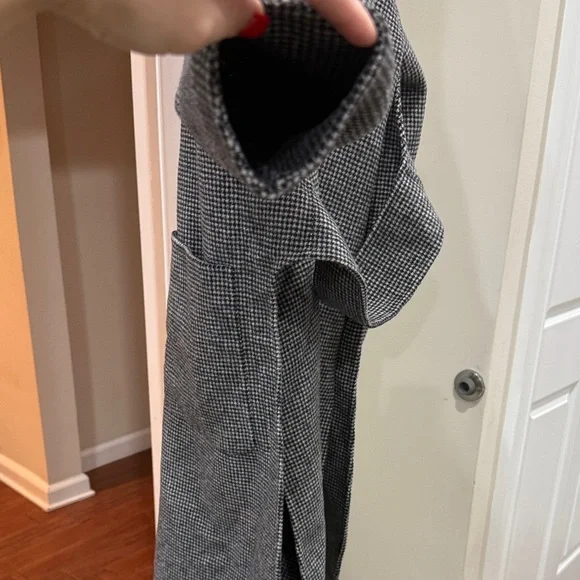 Elegant Black and White Houndstooth Hooded Coat - Picture 6 of 9